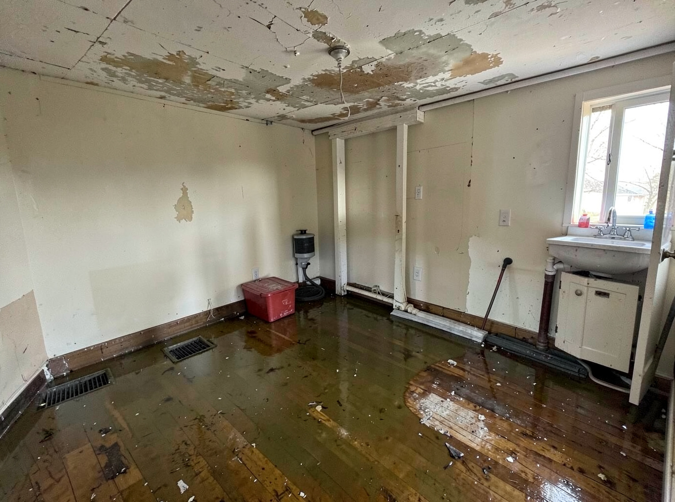 Burst Pipe Water Cleanup in Salt Lake City